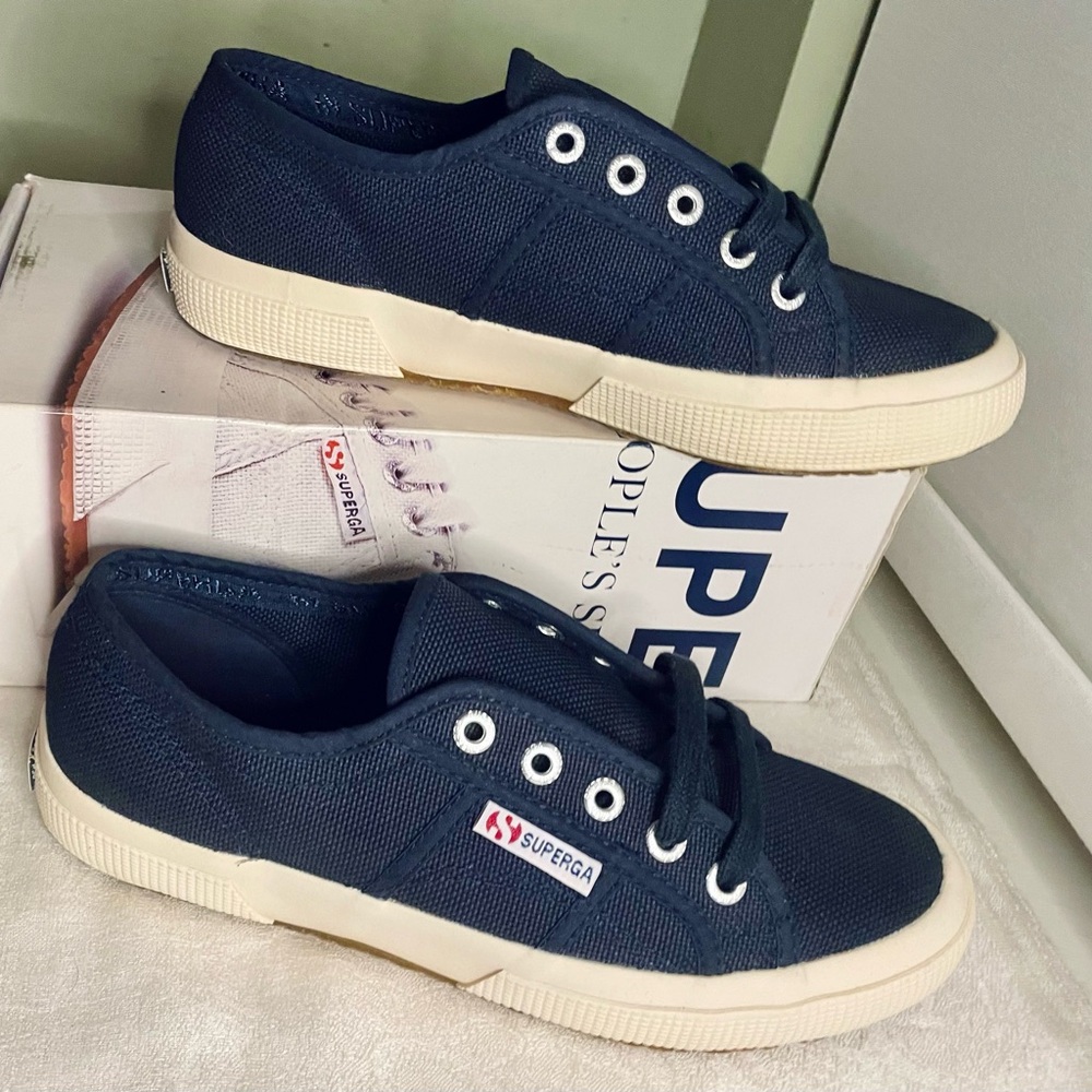 SUPERGA 2750 COTU CLASSIC SNEAKERS- NIB; Navy/White,
USWomen’s 7M, EU 38.5.